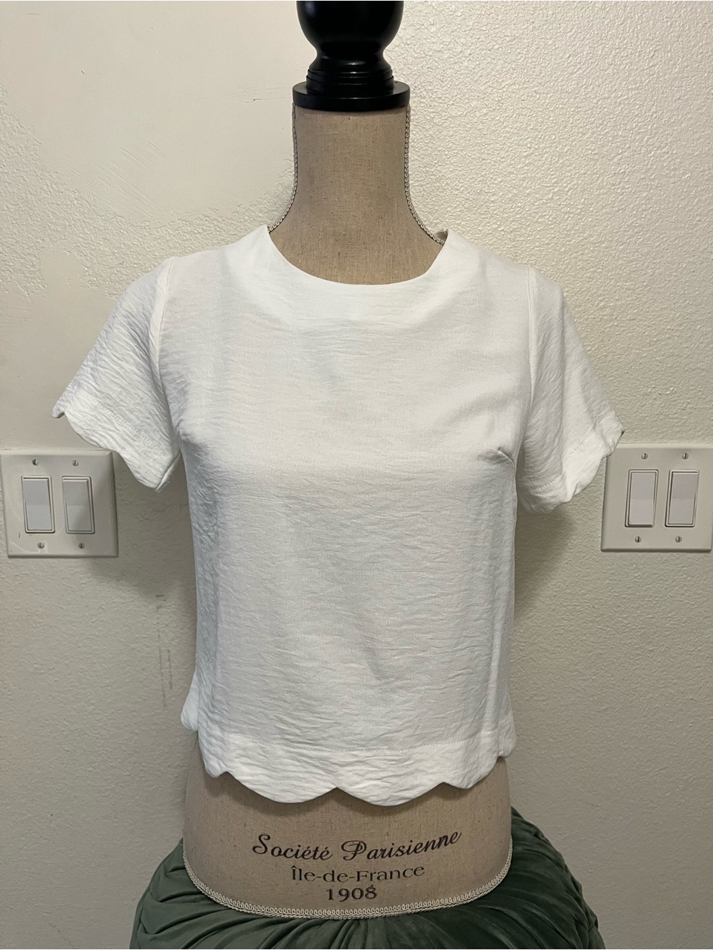 Monteau White Short-Sleeve Tee with Scallop Hem